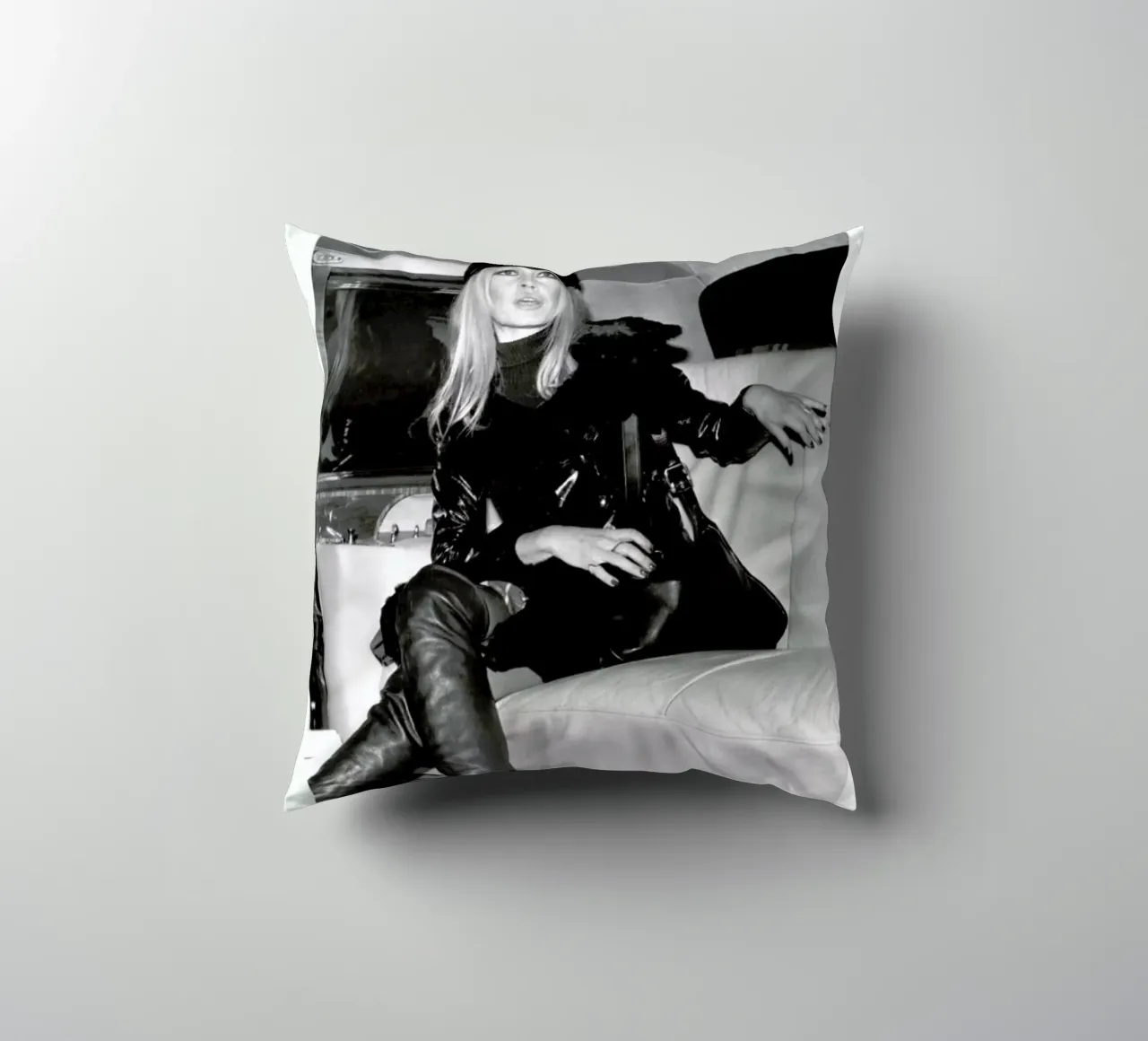 Bridget Bardot, 1968 cuscino da Gallery Print and Art Limited
