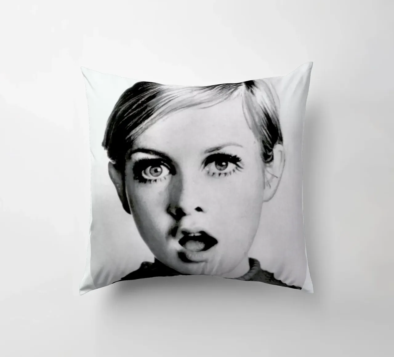 Twiggy, 1966 cuscino da Gallery Print and Art Limited