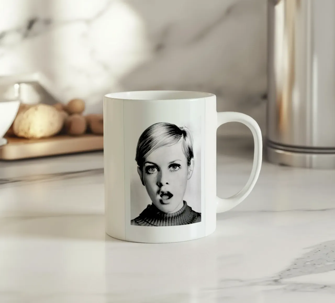 Twiggy, 1966 tazza in ceramica da Gallery Print and Art Limited