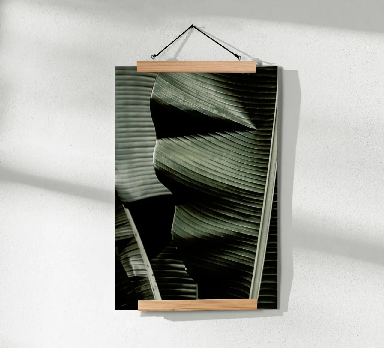 Banana Leaf Green poster con telaio in alluminio da Monika Strigel