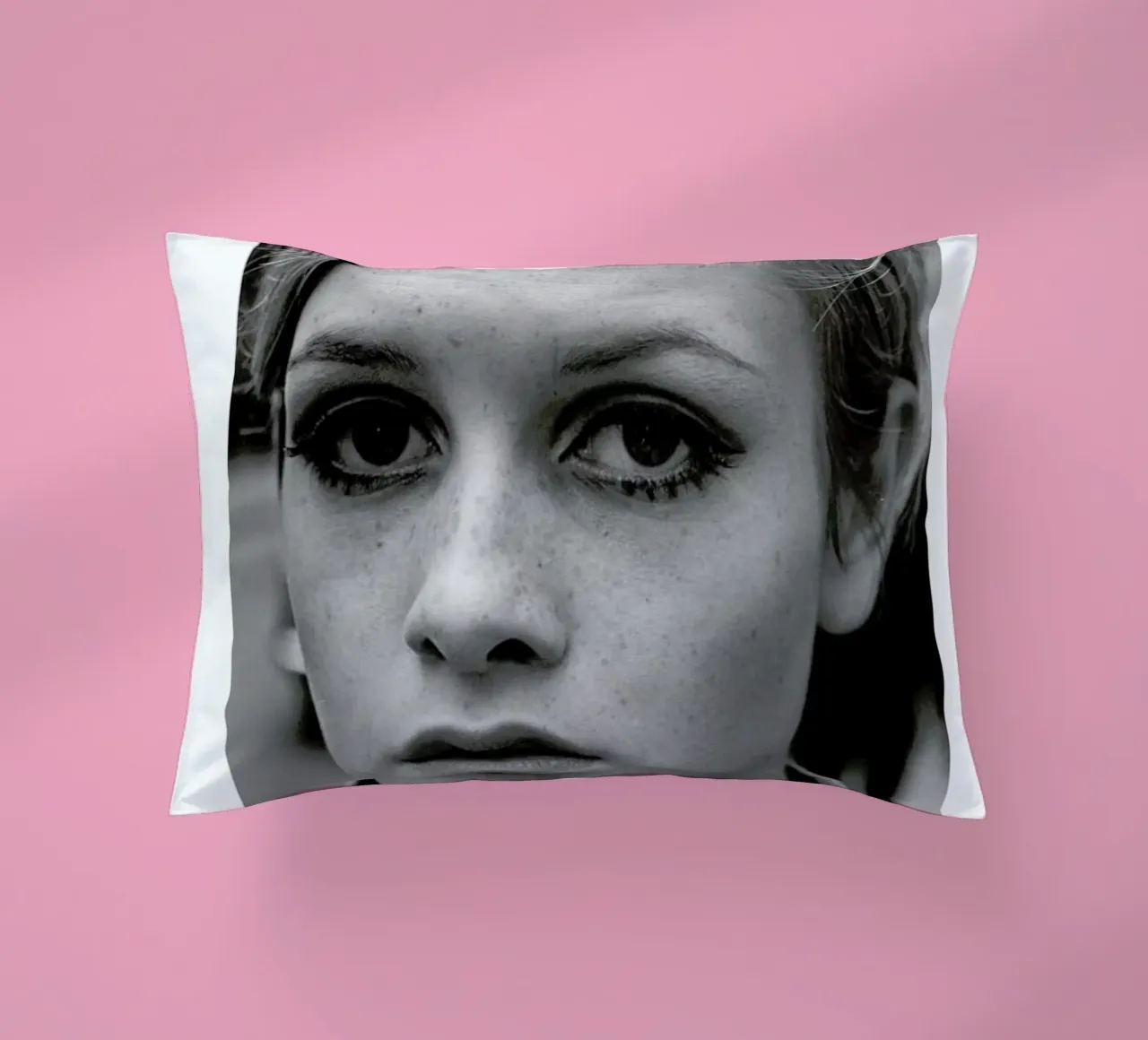 Twiggy, 1966 cuscino da Gallery Print and Art Limited