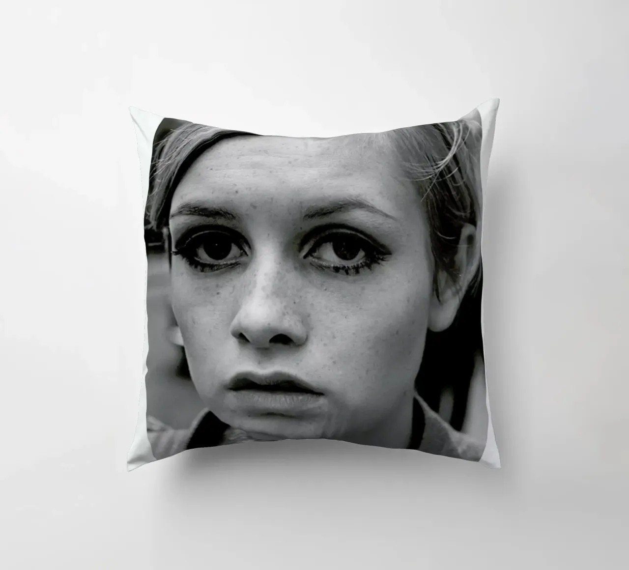 Twiggy, 1966 cuscino da Gallery Print and Art Limited