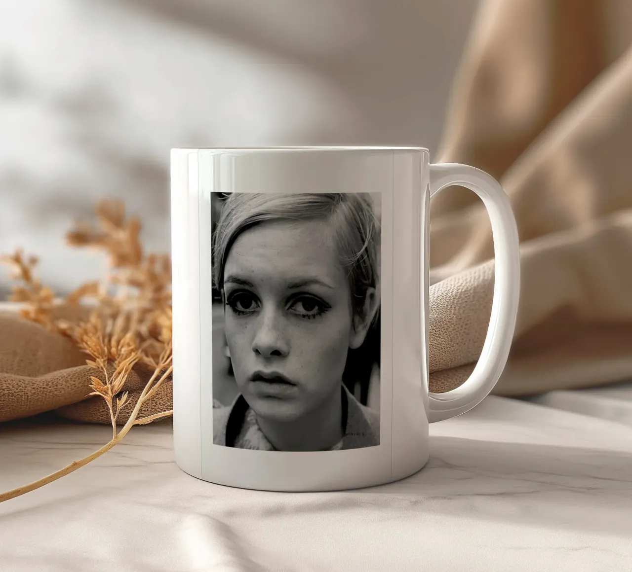Twiggy, 1966 tazza in ceramica da Gallery Print and Art Limited