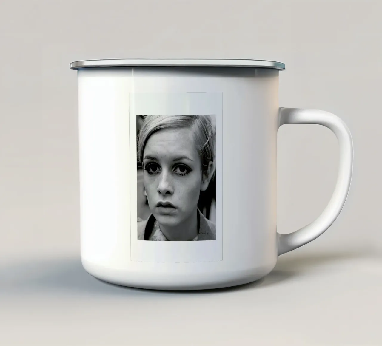 Twiggy, 1966 tazza in smalto da Gallery Print and Art Limited