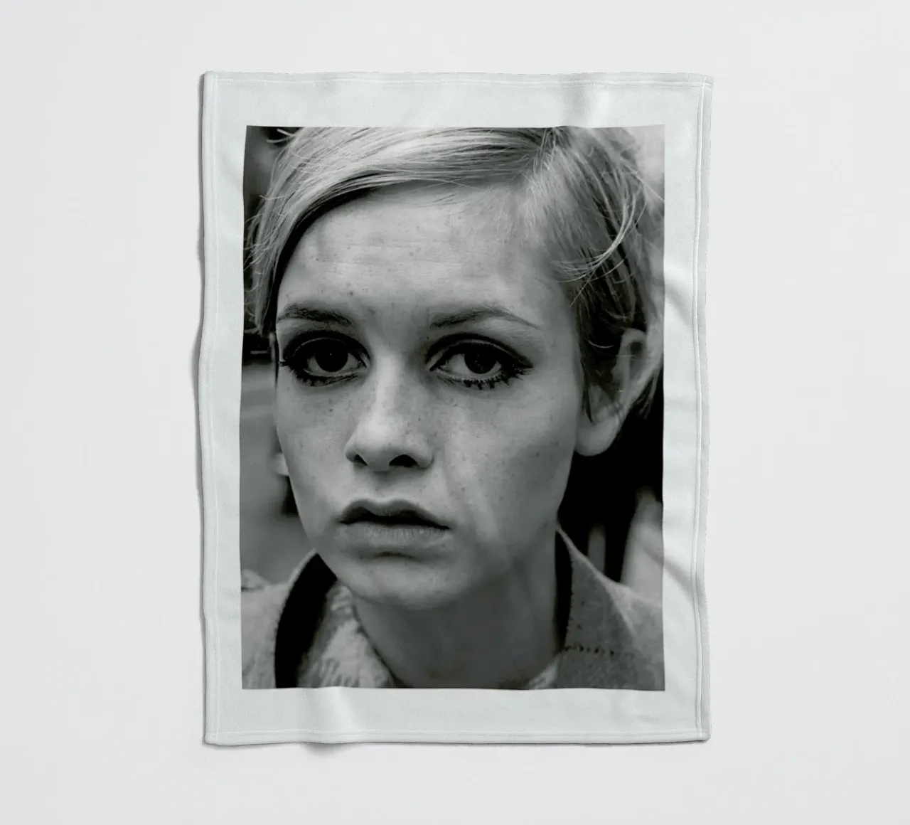 Twiggy, 1966 coperta in pile da Gallery Print and Art Limited