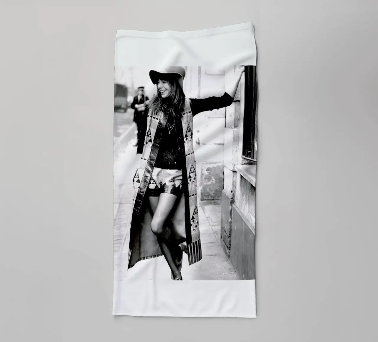 Jane Birkin wearing Yves St Laurent, Paris asciugamano da bagno da Gallery Print and Art Limited