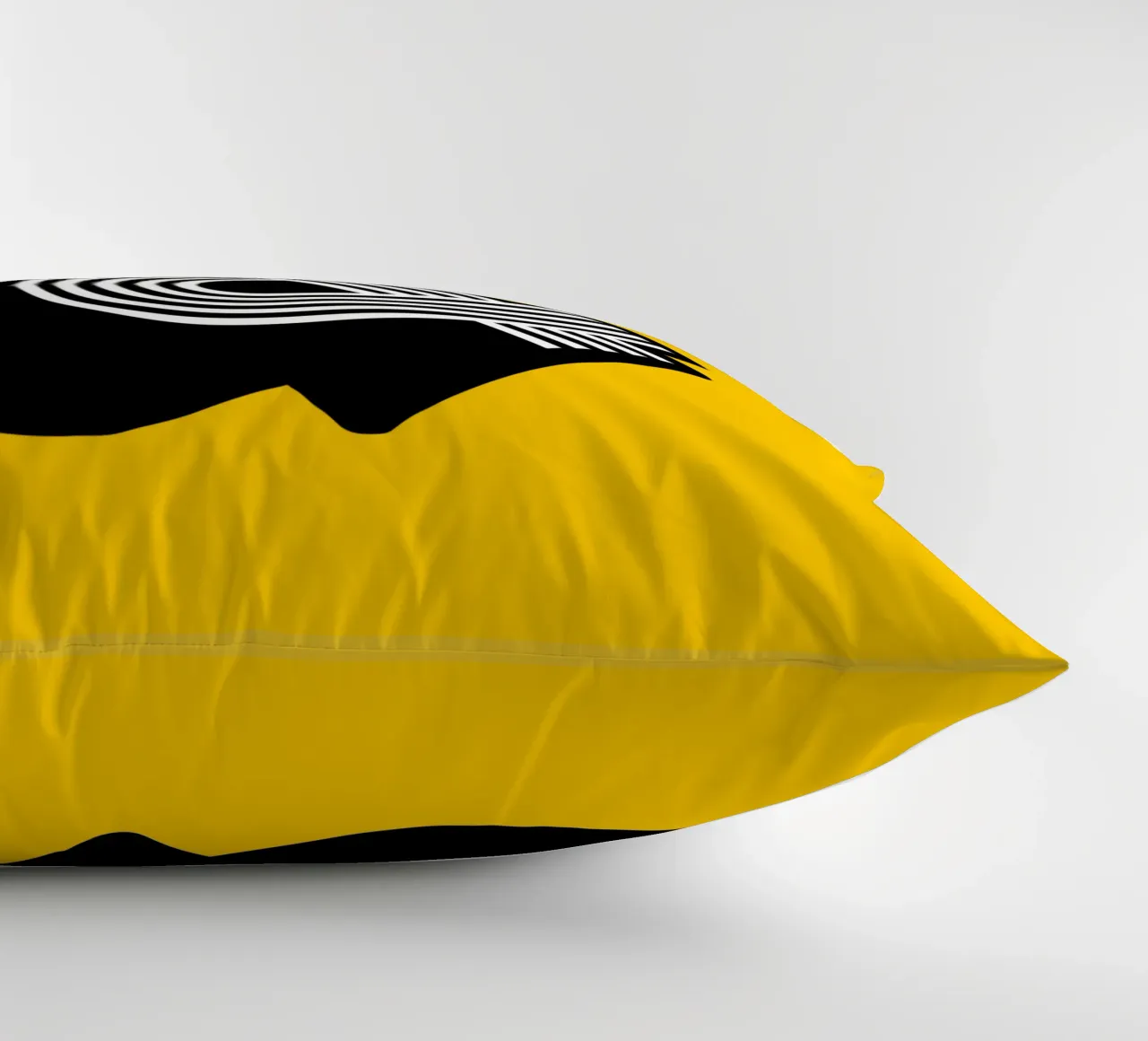 Ampersand in giallo e nero cuscino da THE MOTIVATED TYPE