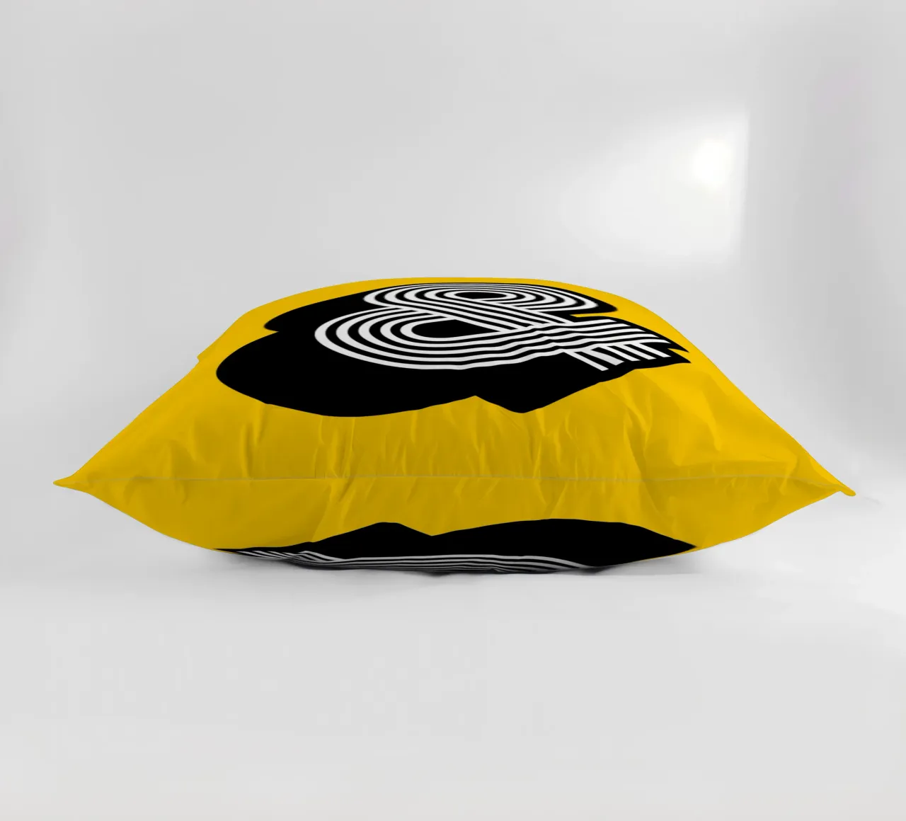 Ampersand in giallo e nero cuscino da THE MOTIVATED TYPE