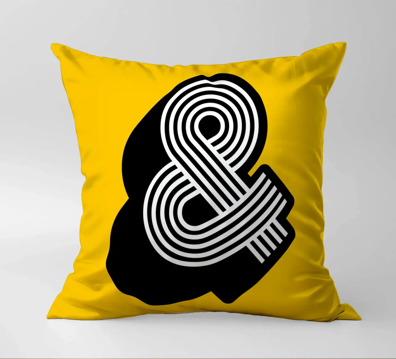 Ampersand in giallo e nero cuscino da THE MOTIVATED TYPE