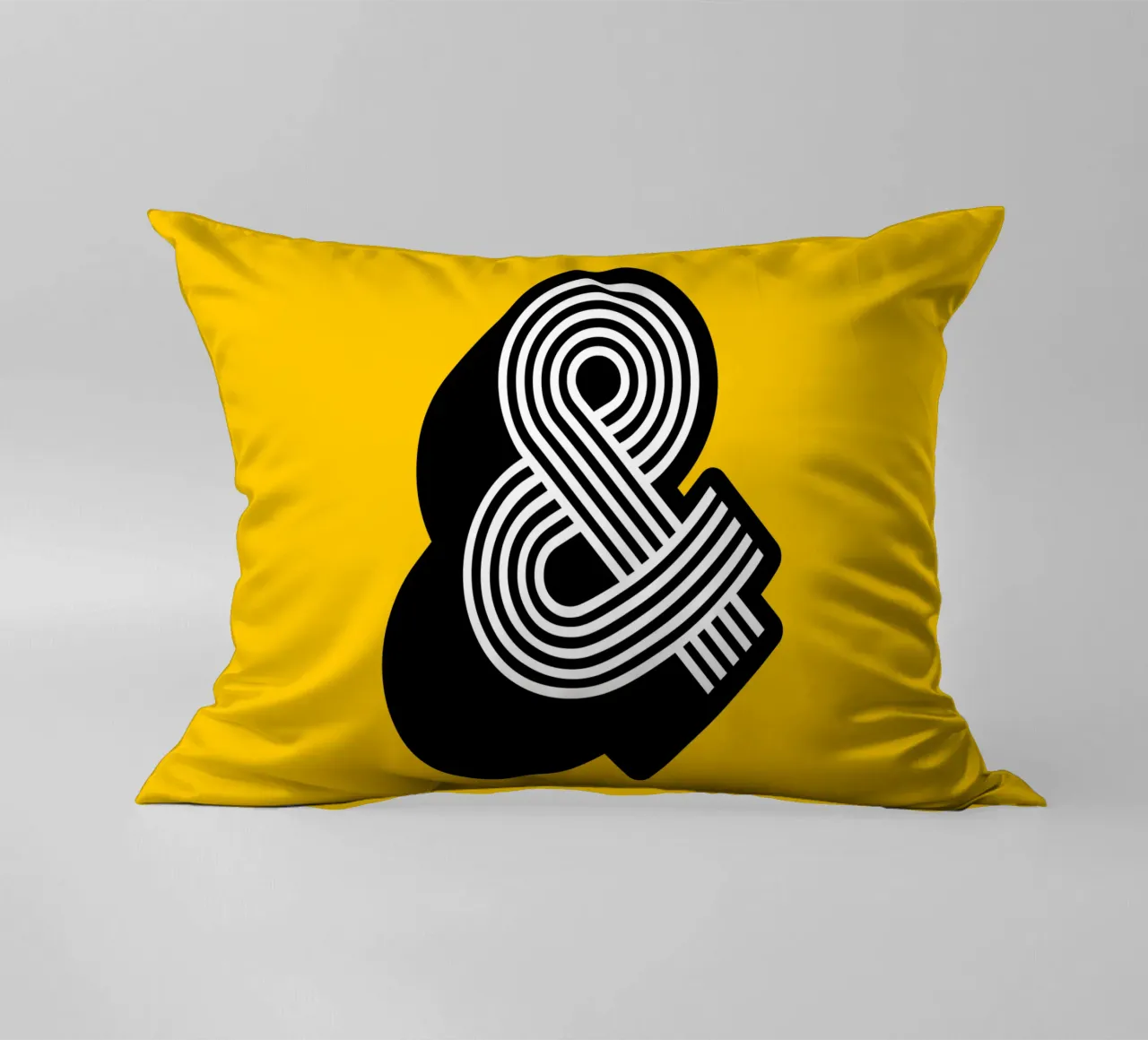 Ampersand in giallo e nero cuscino da THE MOTIVATED TYPE