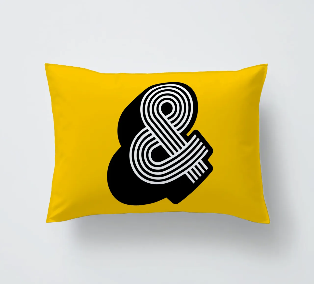 Ampersand in giallo e nero cuscino da THE MOTIVATED TYPE