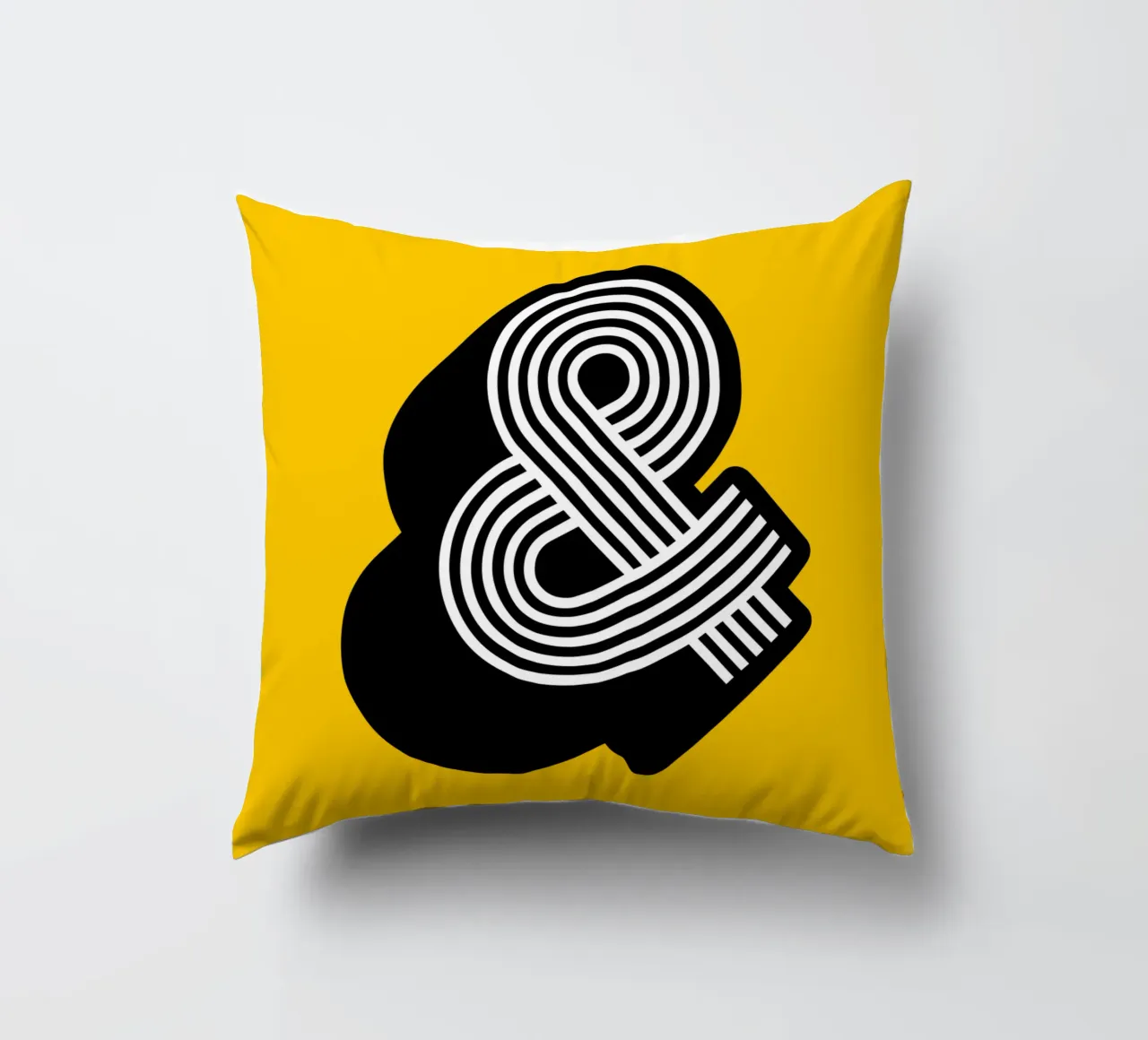 Ampersand in giallo e nero cuscino da THE MOTIVATED TYPE