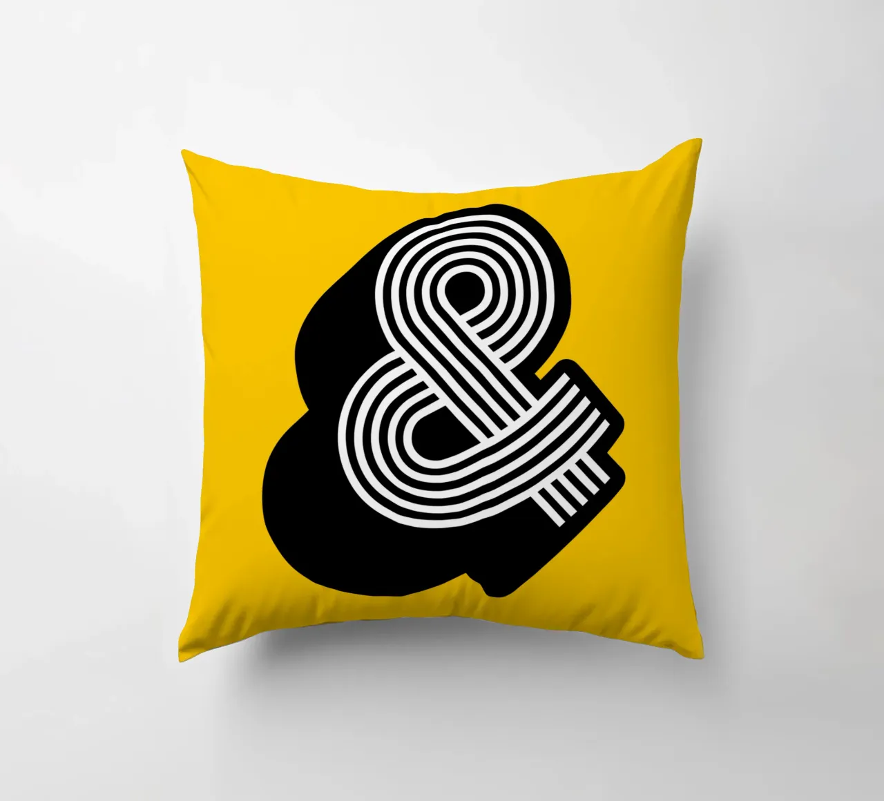 Ampersand in giallo e nero cuscino da THE MOTIVATED TYPE