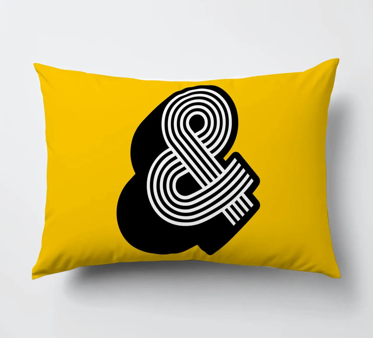 Ampersand in giallo e nero cuscino da THE MOTIVATED TYPE