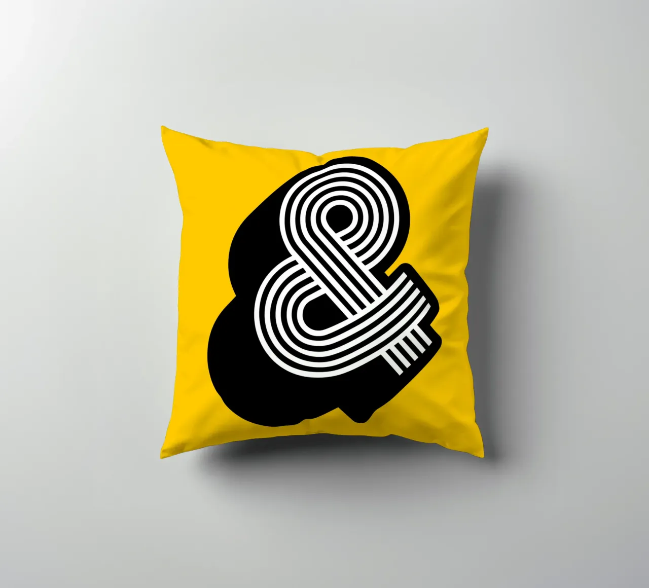 Ampersand in giallo e nero cuscino da THE MOTIVATED TYPE