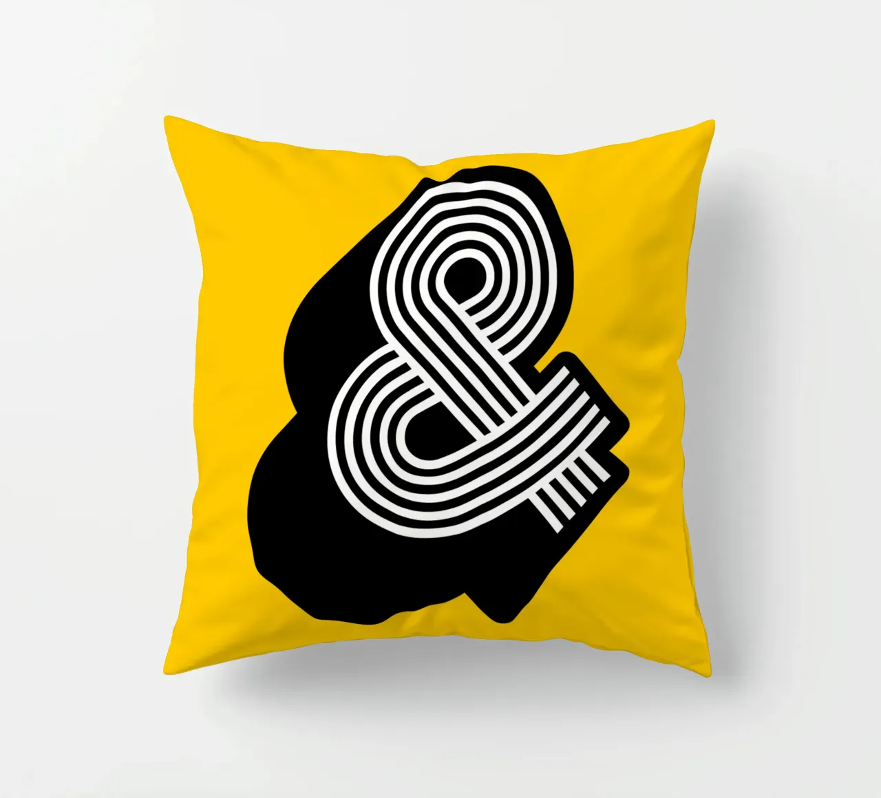 Ampersand in giallo e nero cuscino da THE MOTIVATED TYPE
