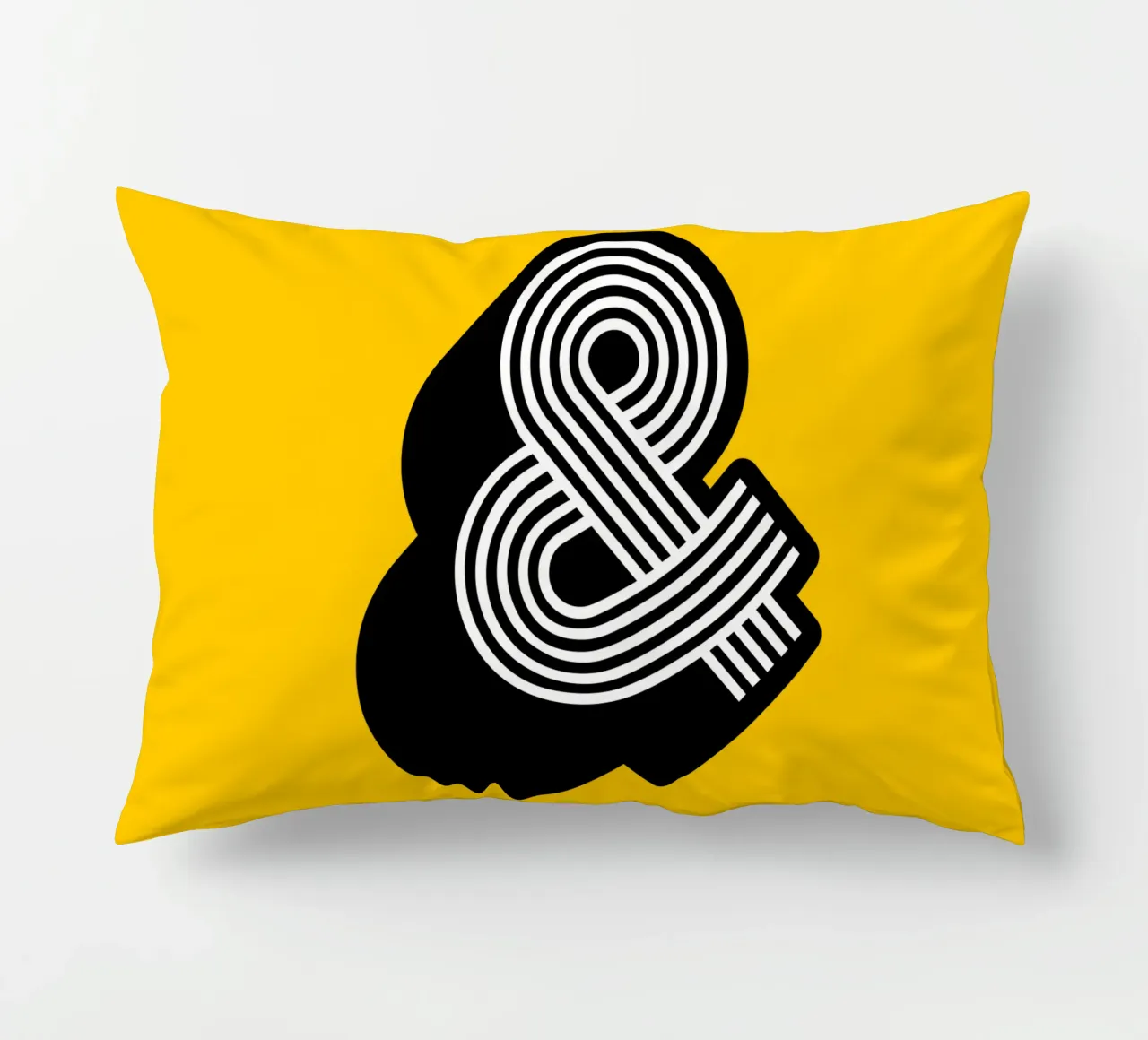 Ampersand in giallo e nero cuscino da THE MOTIVATED TYPE