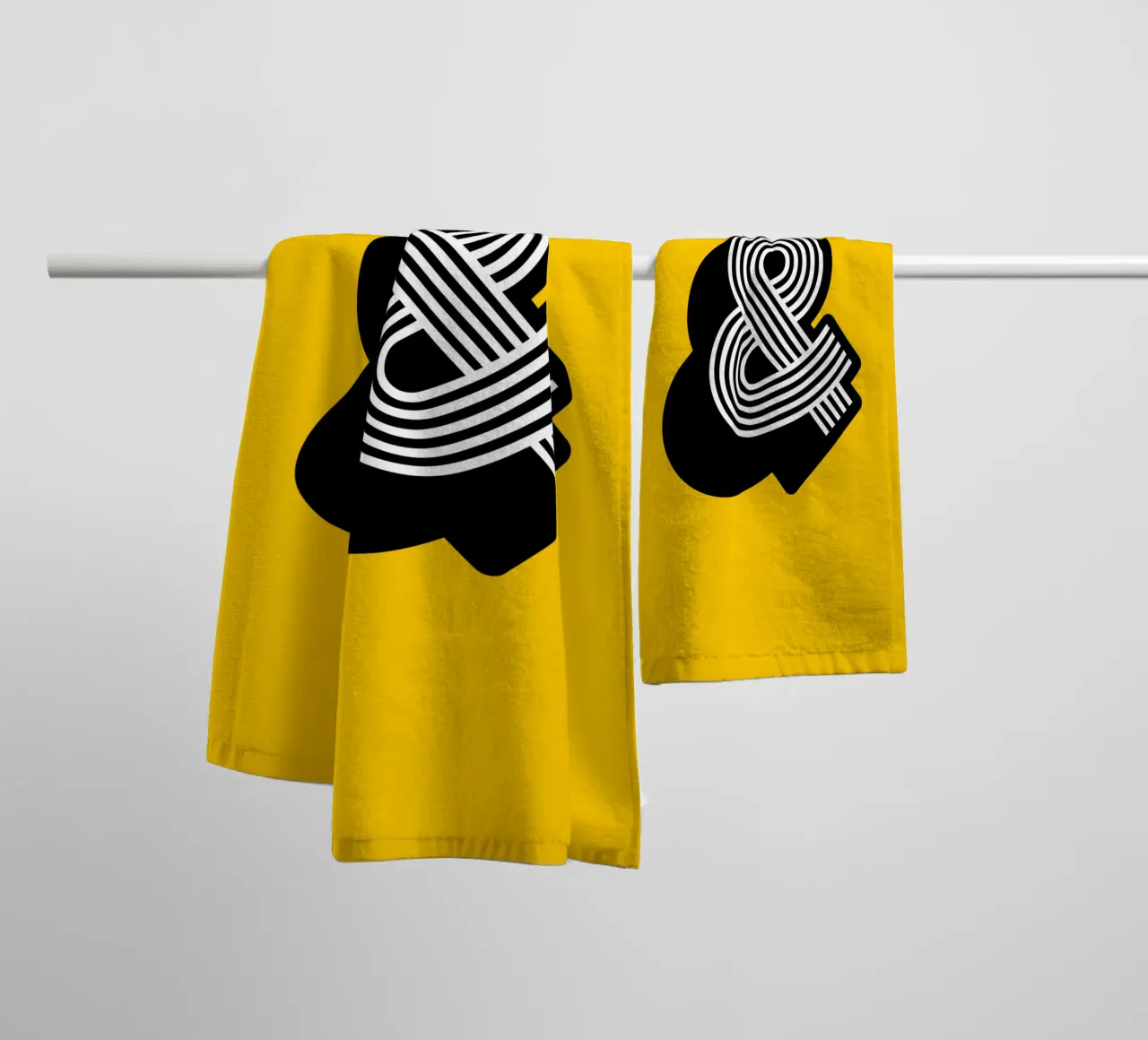Ampoules en jaune et noir serviette de bain de THE MOTIVATED TYPE