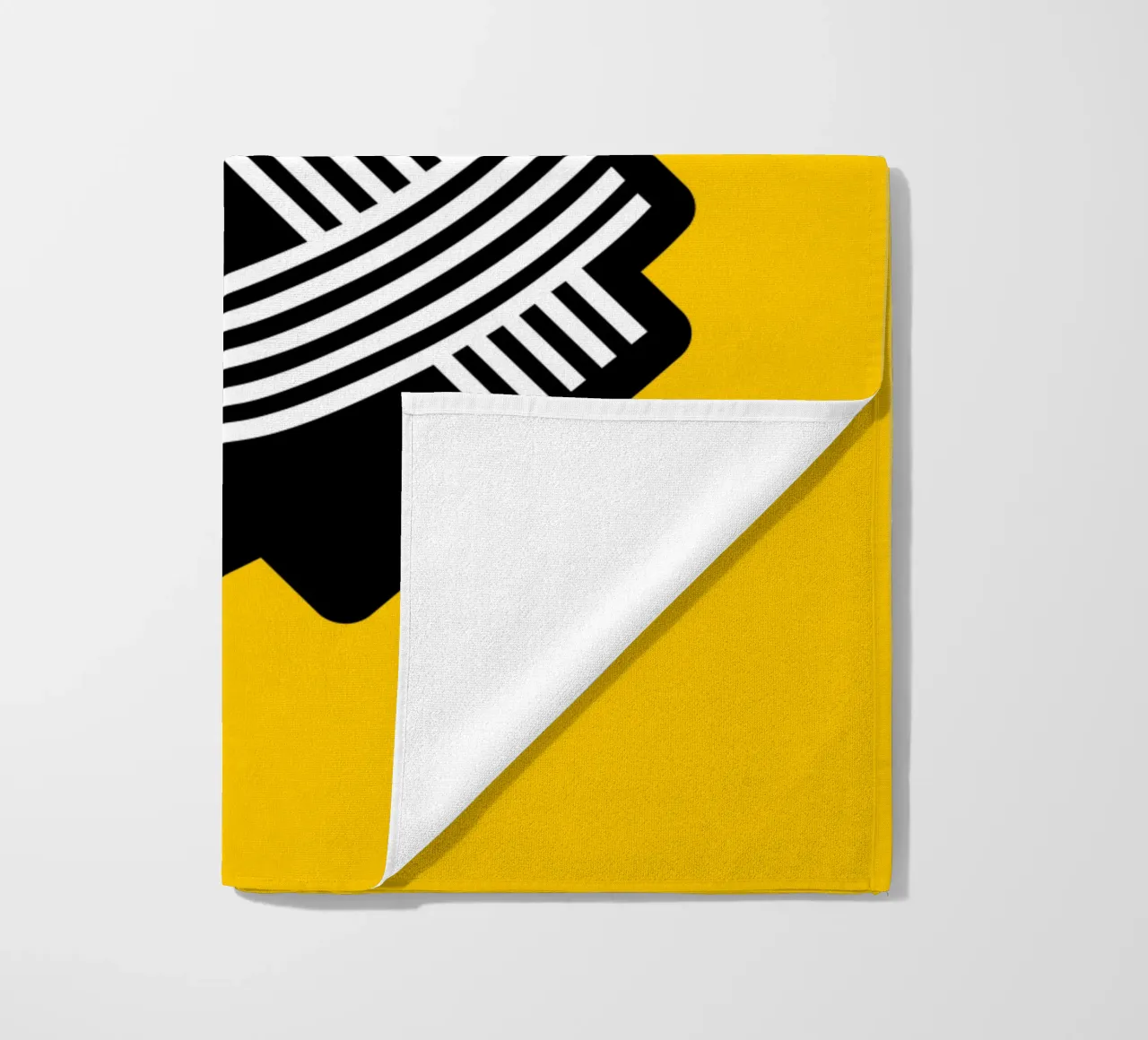 Ampersand in giallo e nero telo mare da THE MOTIVATED TYPE