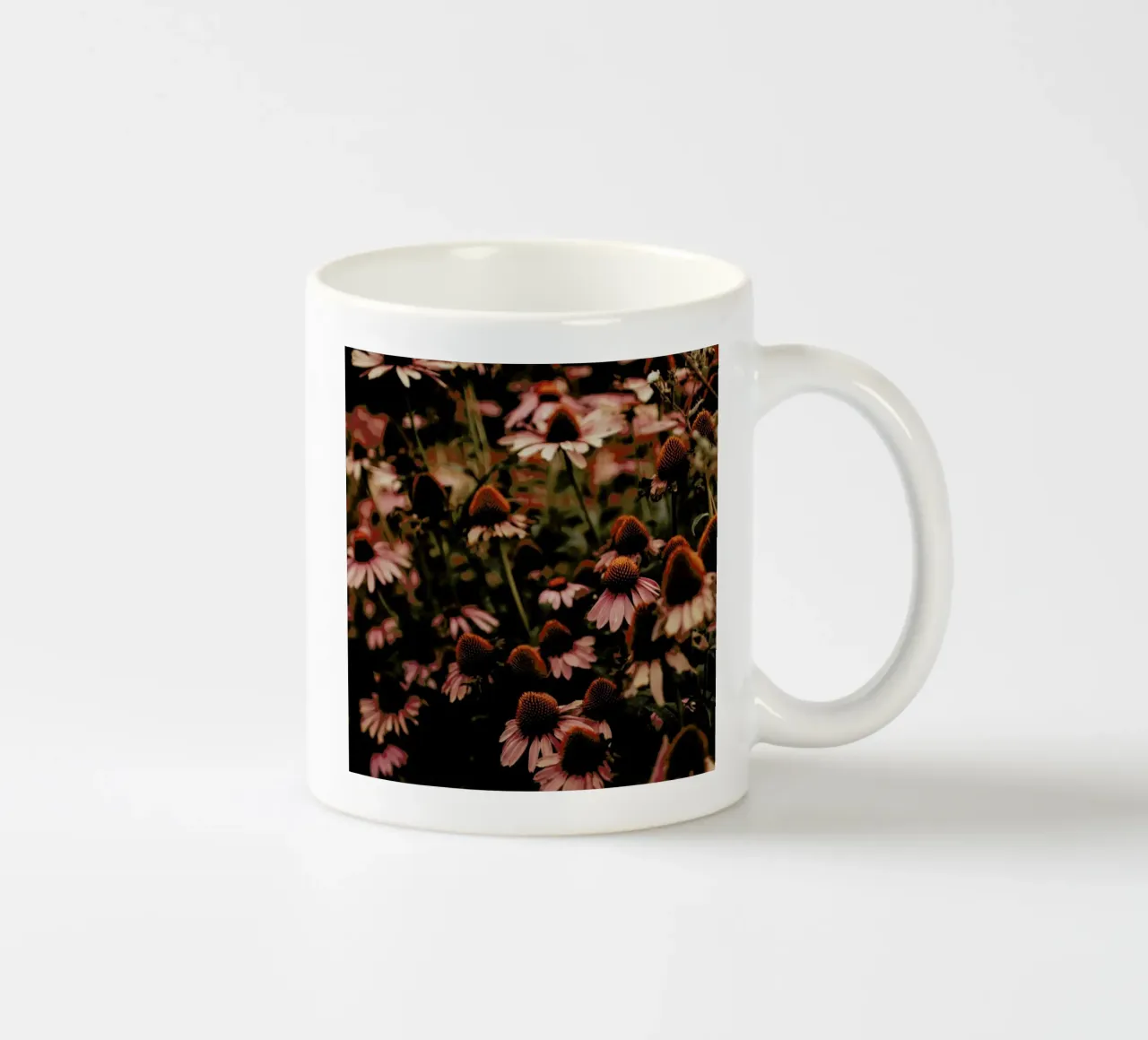 Echinacea tazza in ceramica da Ingrid Beddoes