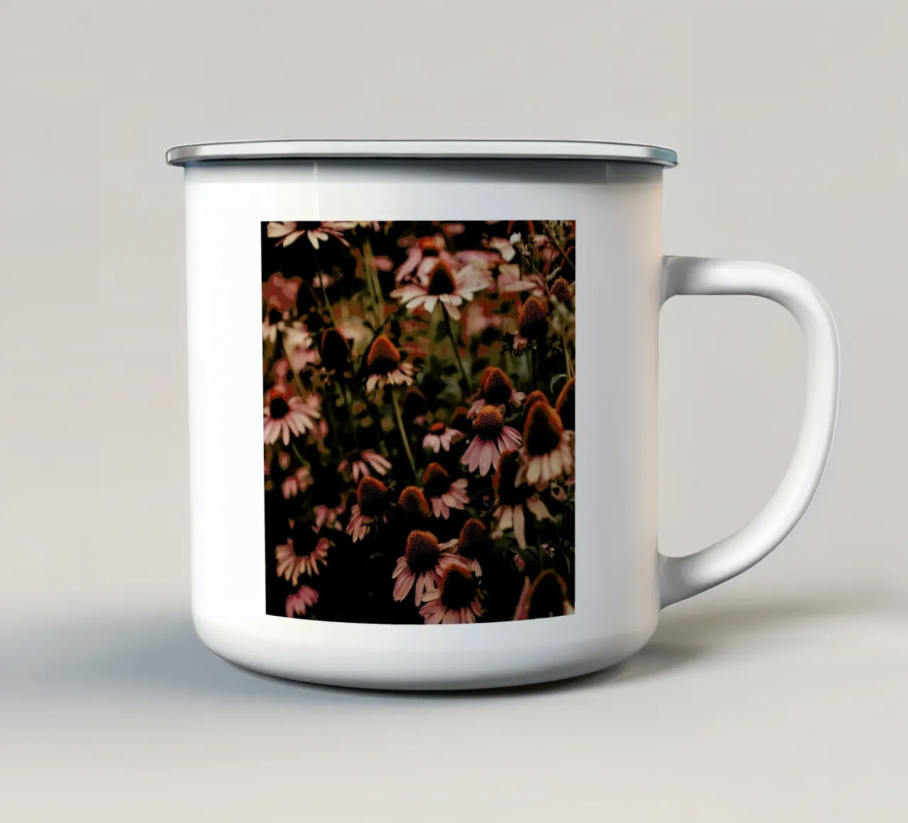 Echinacea tazza in smalto da Ingrid Beddoes