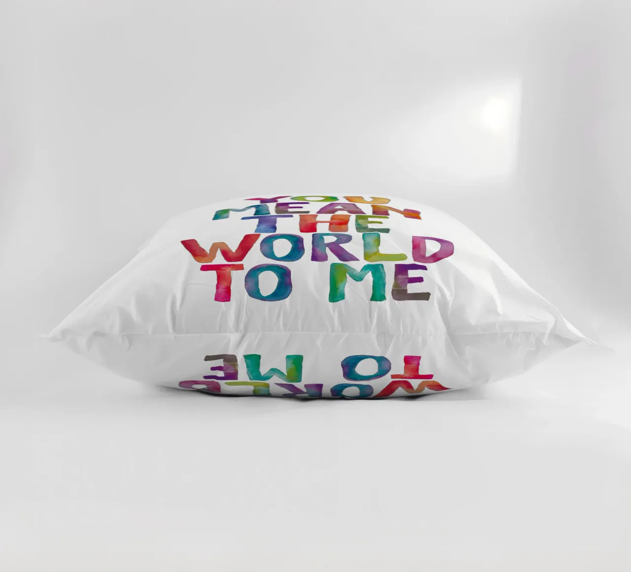 You Mean the World to Me Kids Rainbow Typography Design cuscino da THE MOTIVATED TYPE