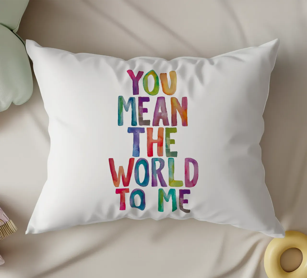 You Mean the World to Me Kids Rainbow Typography Design cuscino da THE MOTIVATED TYPE