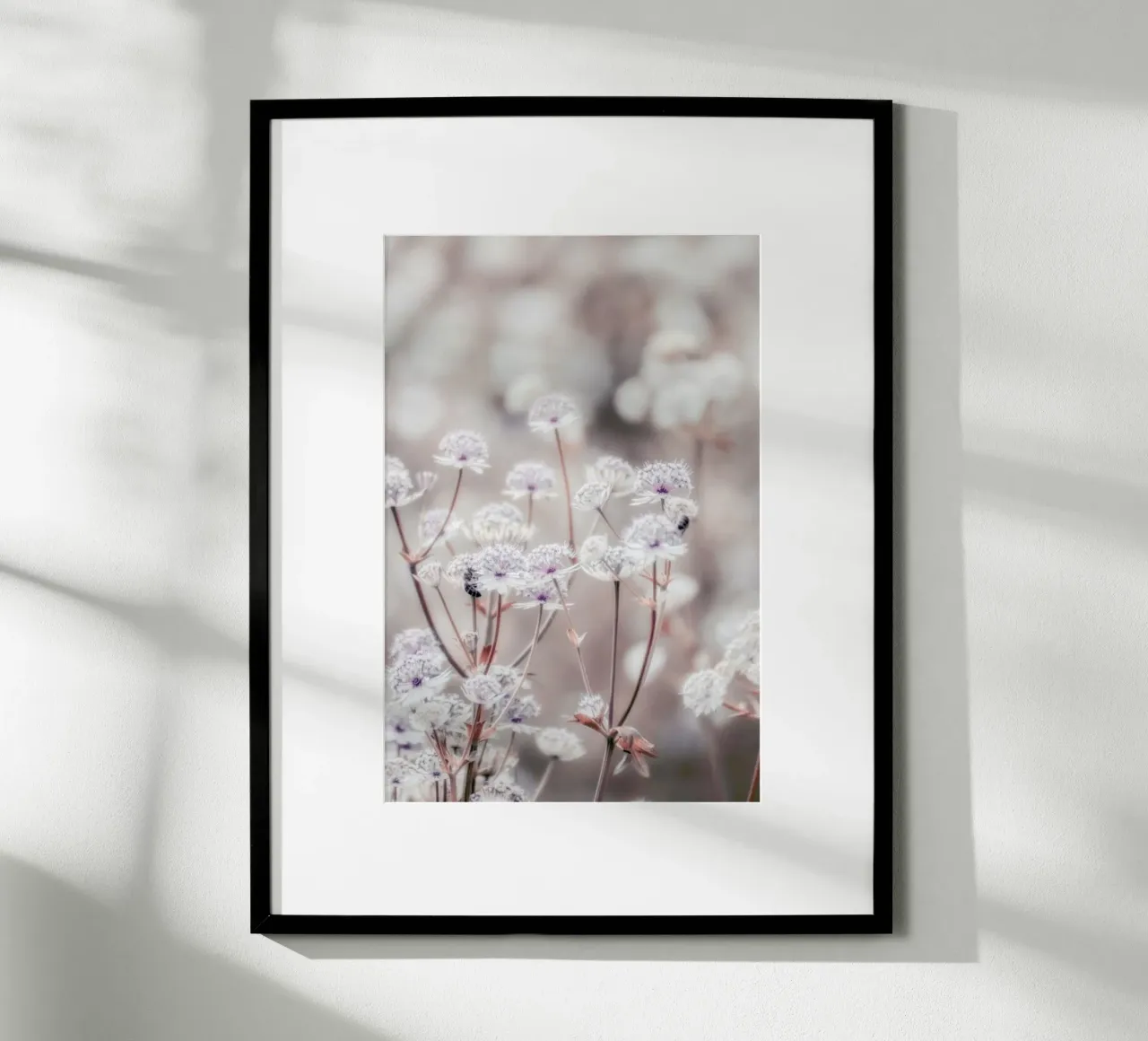 Wild Flower Pastel 04 poster con telaio in alluminio da Monika Strigel