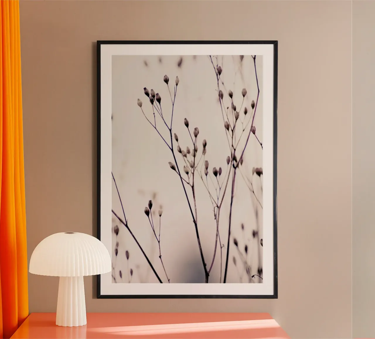 Wild Flower Pastel 3A Beige poster con telaio in legno da Monika Strigel