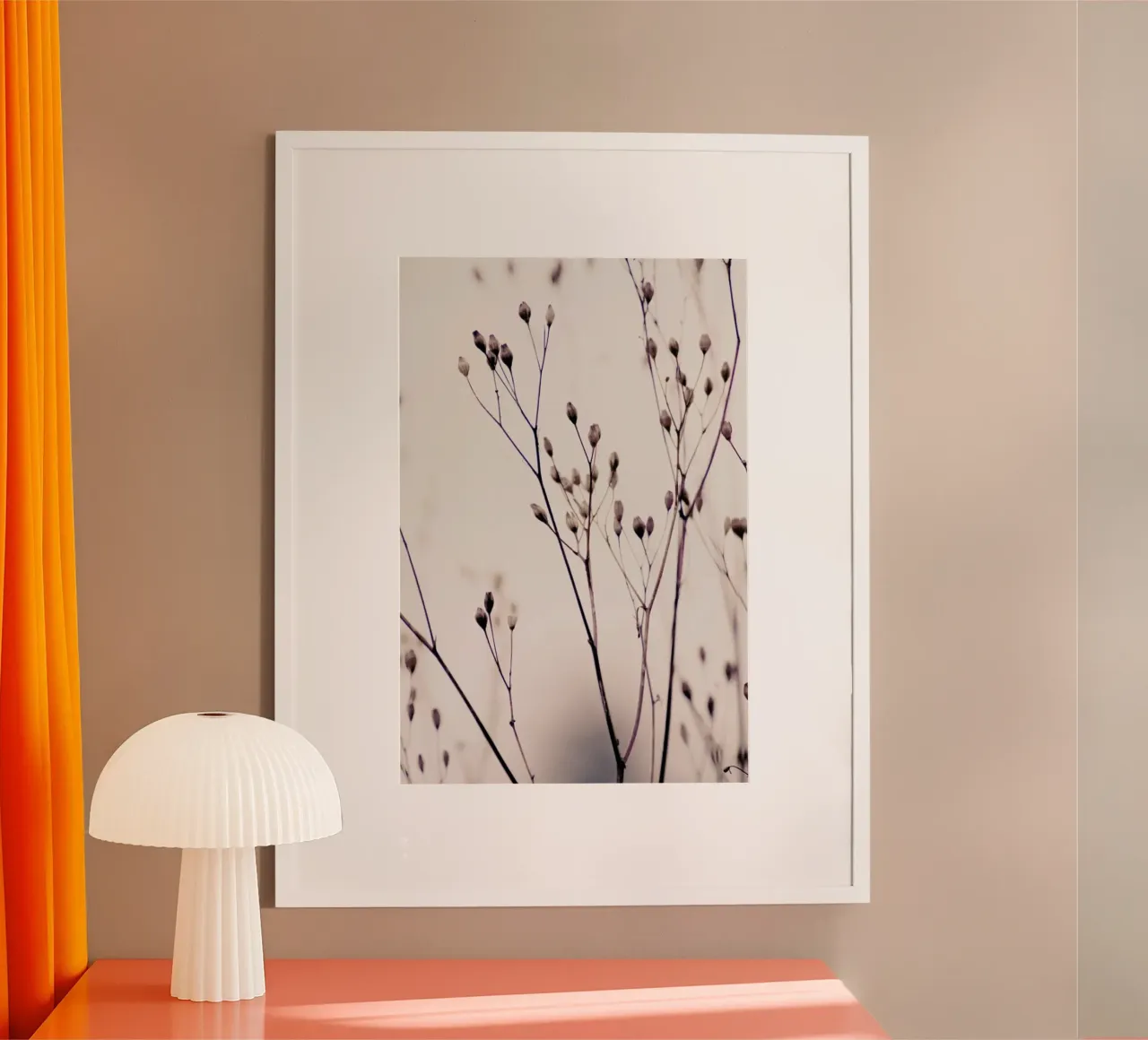Wild Flower Pastel 3A Beige poster con telaio in legno da Monika Strigel