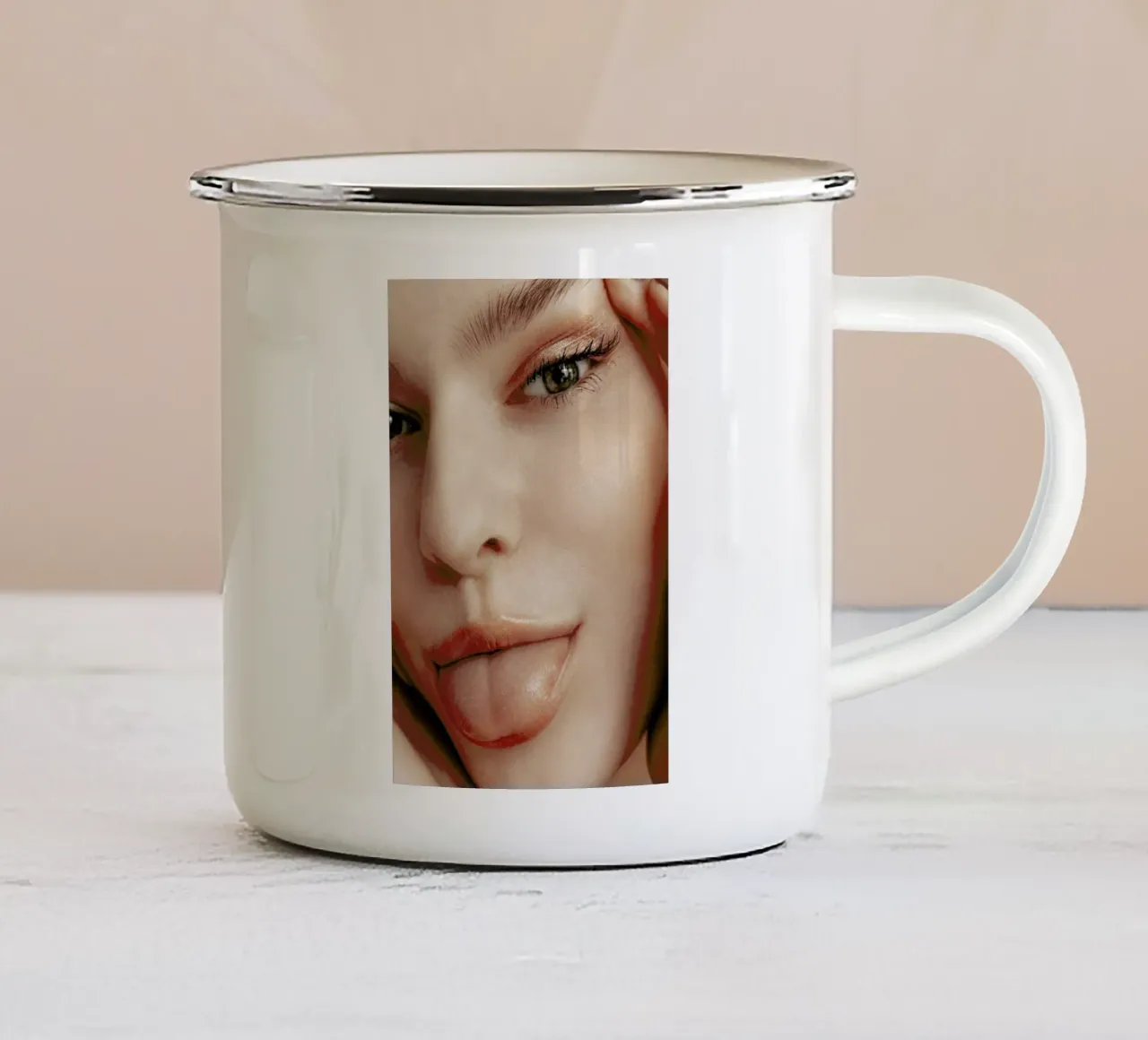 Feisty Face tazza in smalto da Sebastian Hilgetag
