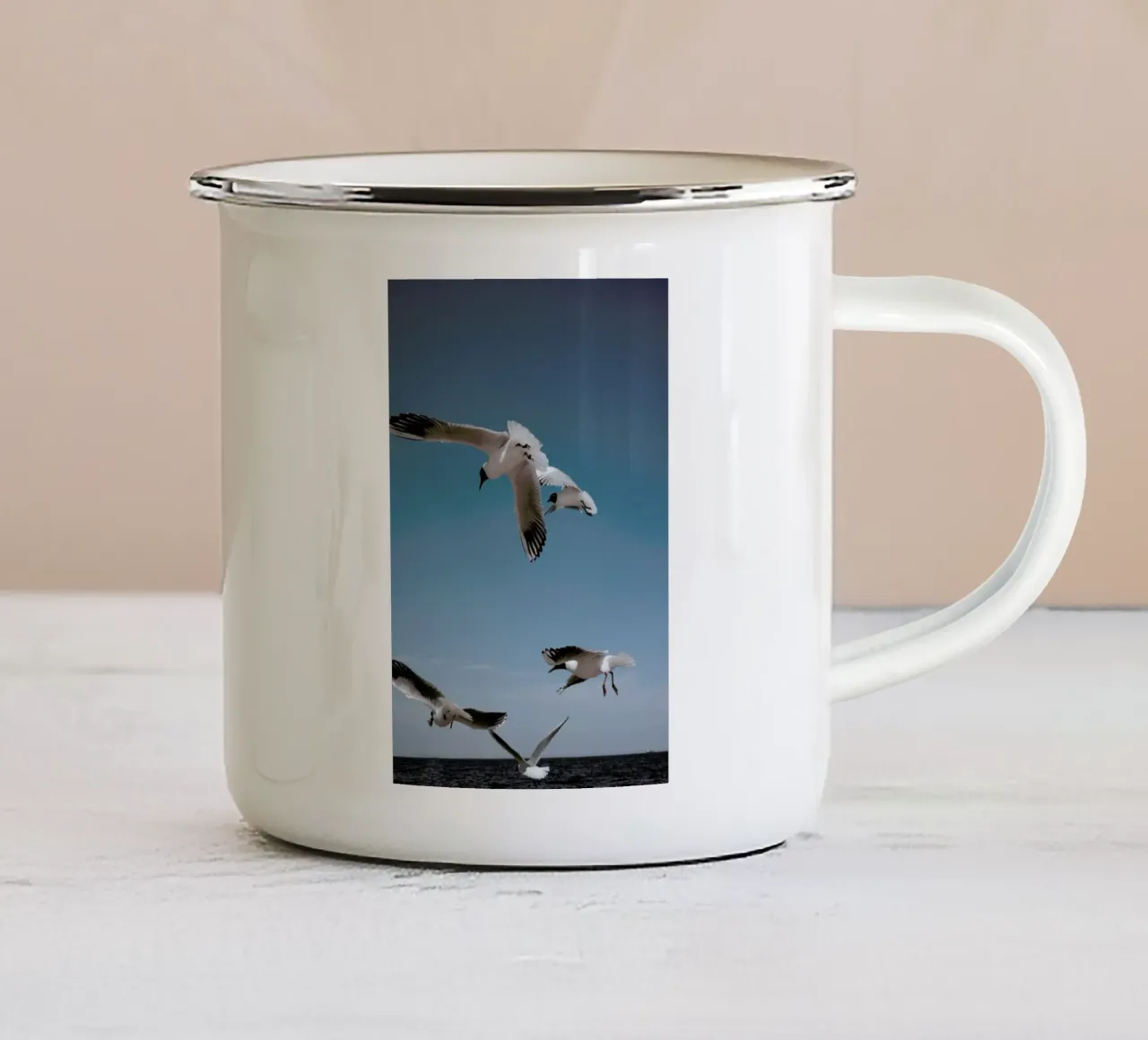 Seagulls II tazza in smalto da Sebastian Hilgetag