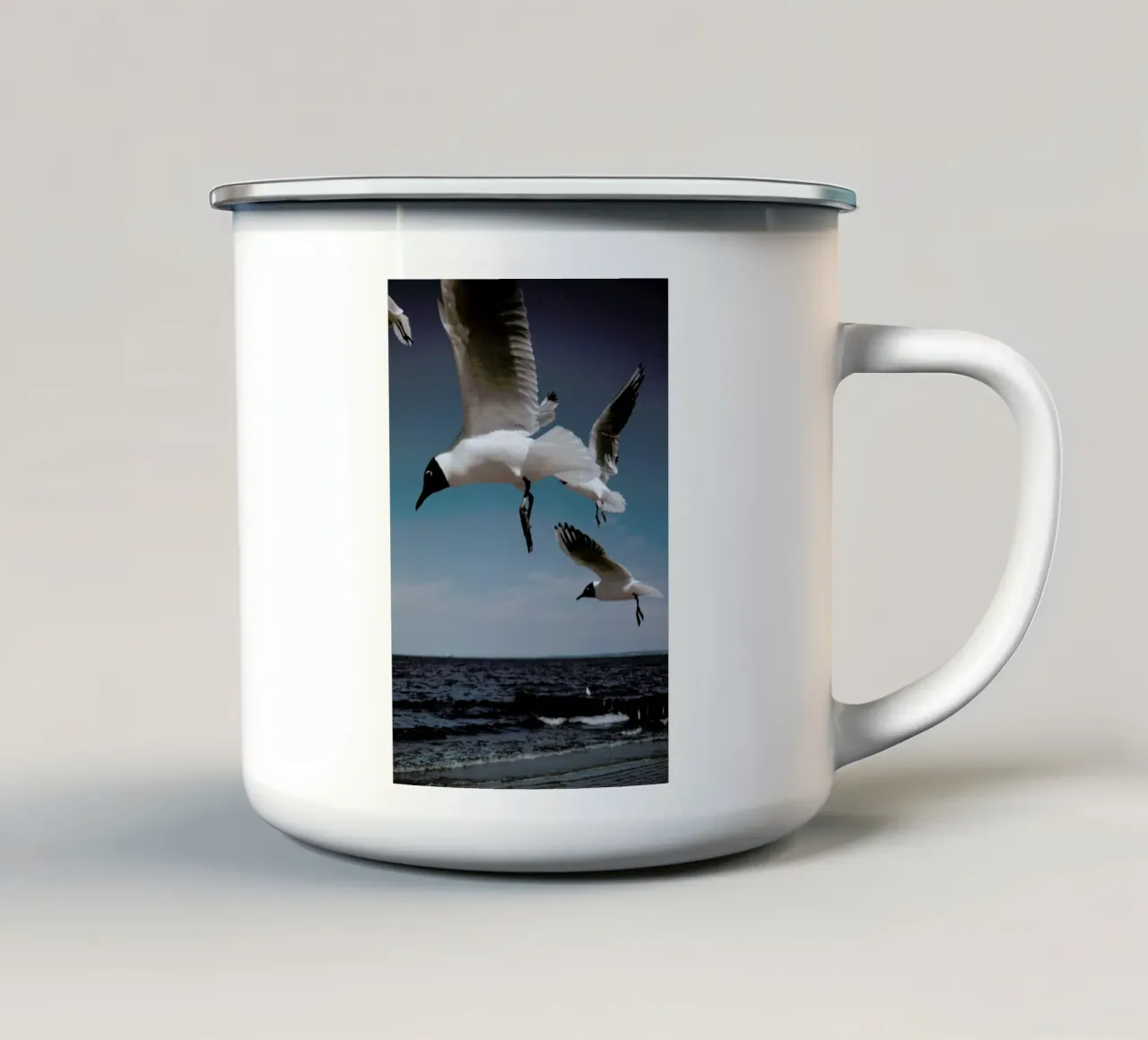 Seagulls VIII tazza in smalto da Sebastian Hilgetag