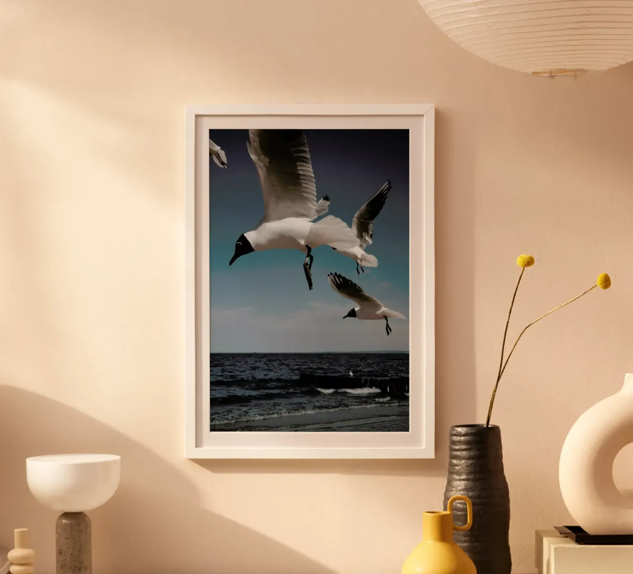 Seagulls VIII poster con telaio in legno da Sebastian Hilgetag