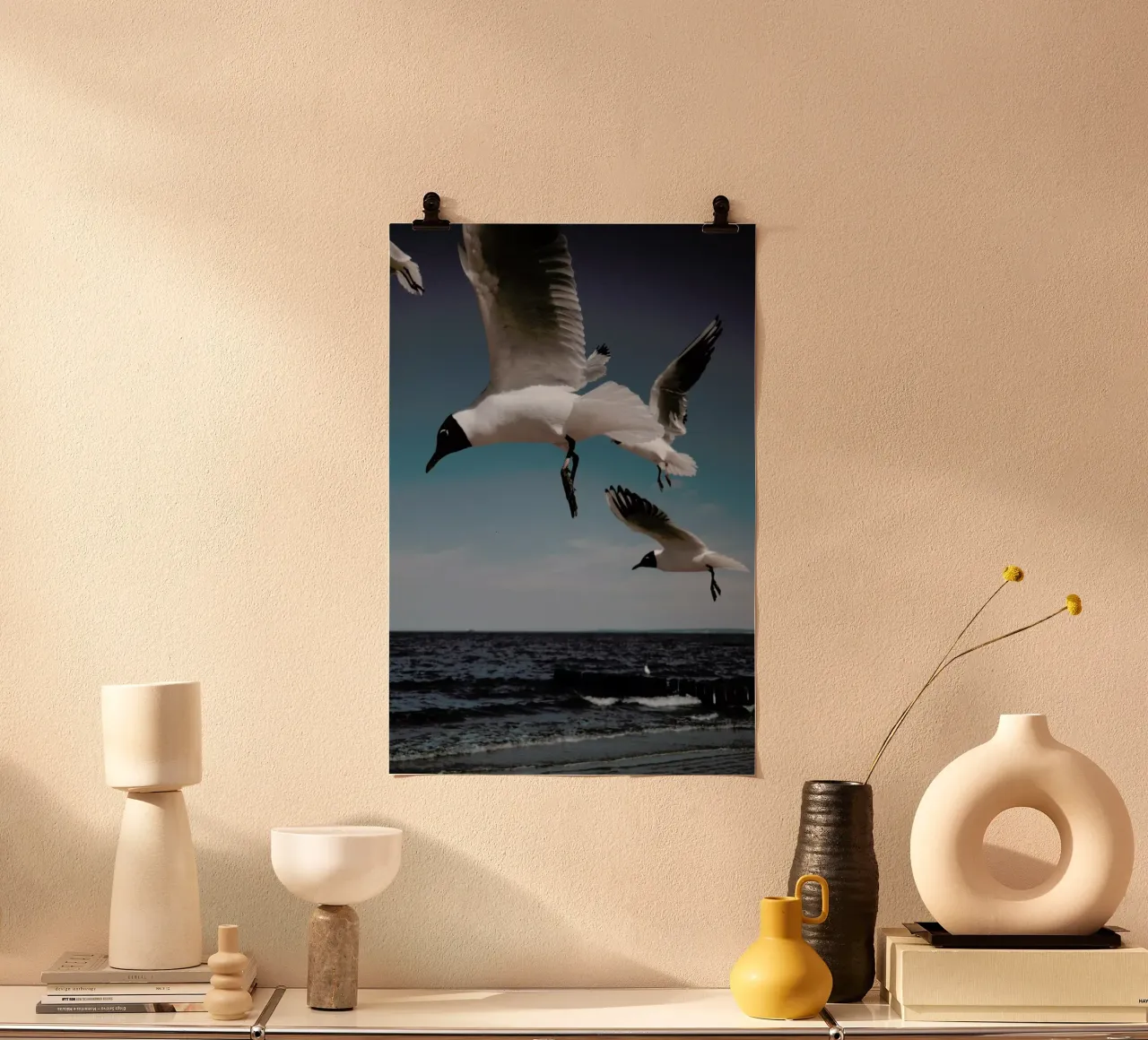 Seagulls VIII poster con telaio in legno da Sebastian Hilgetag