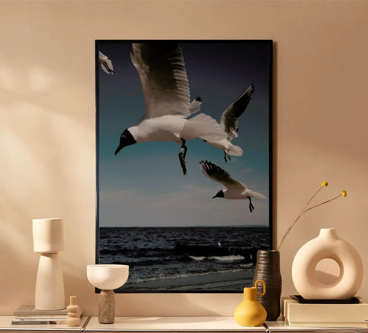 Seagulls VIII poster con telaio in legno da Sebastian Hilgetag