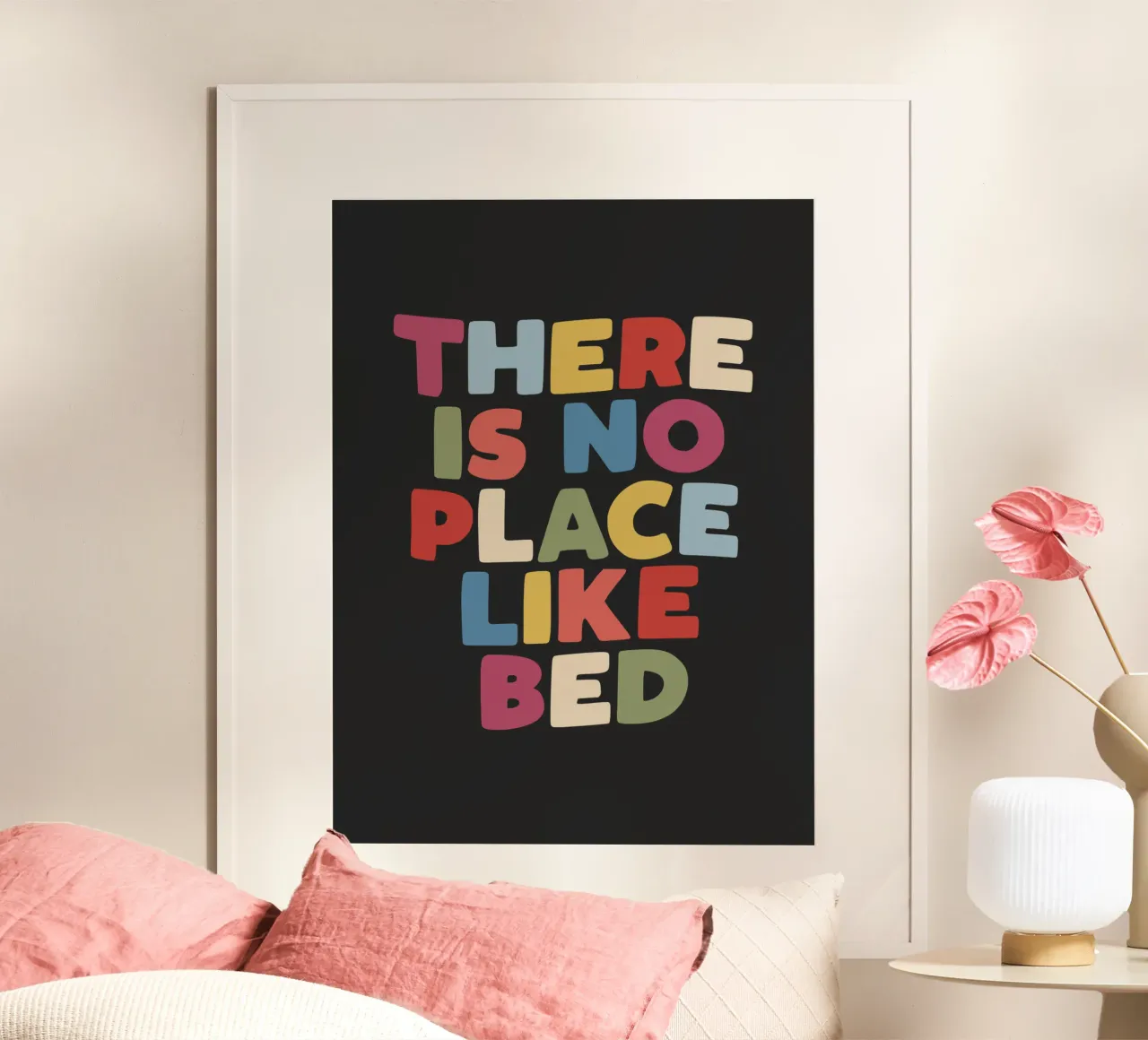 Non c'è posto come il letto: arredamento colorato e divertente per la camera da letto poster con telaio in plastica da THE MOTIVATED TYPE