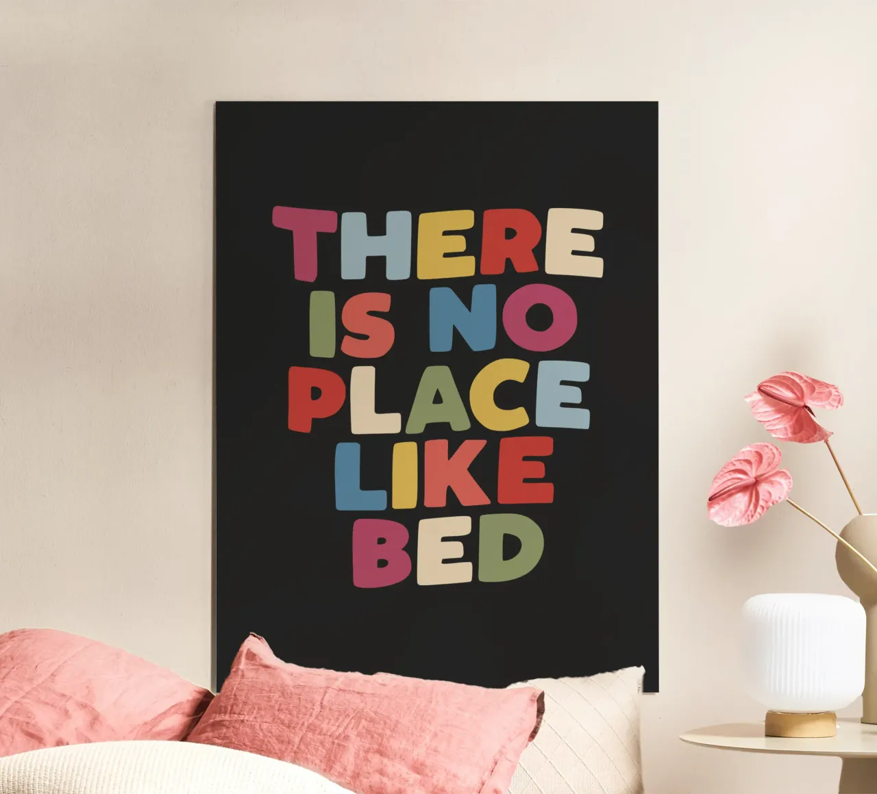 Non c'è posto come il letto: arredamento colorato e divertente per la camera da letto poster con telaio in plastica da THE MOTIVATED TYPE