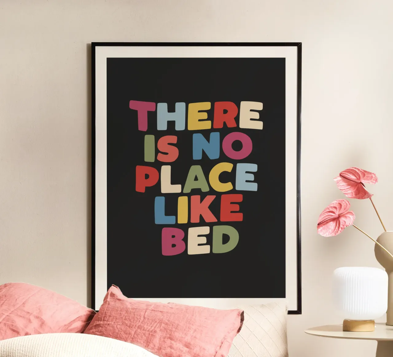 Non c'è posto come il letto: arredamento colorato e divertente per la camera da letto poster con telaio in plastica da THE MOTIVATED TYPE