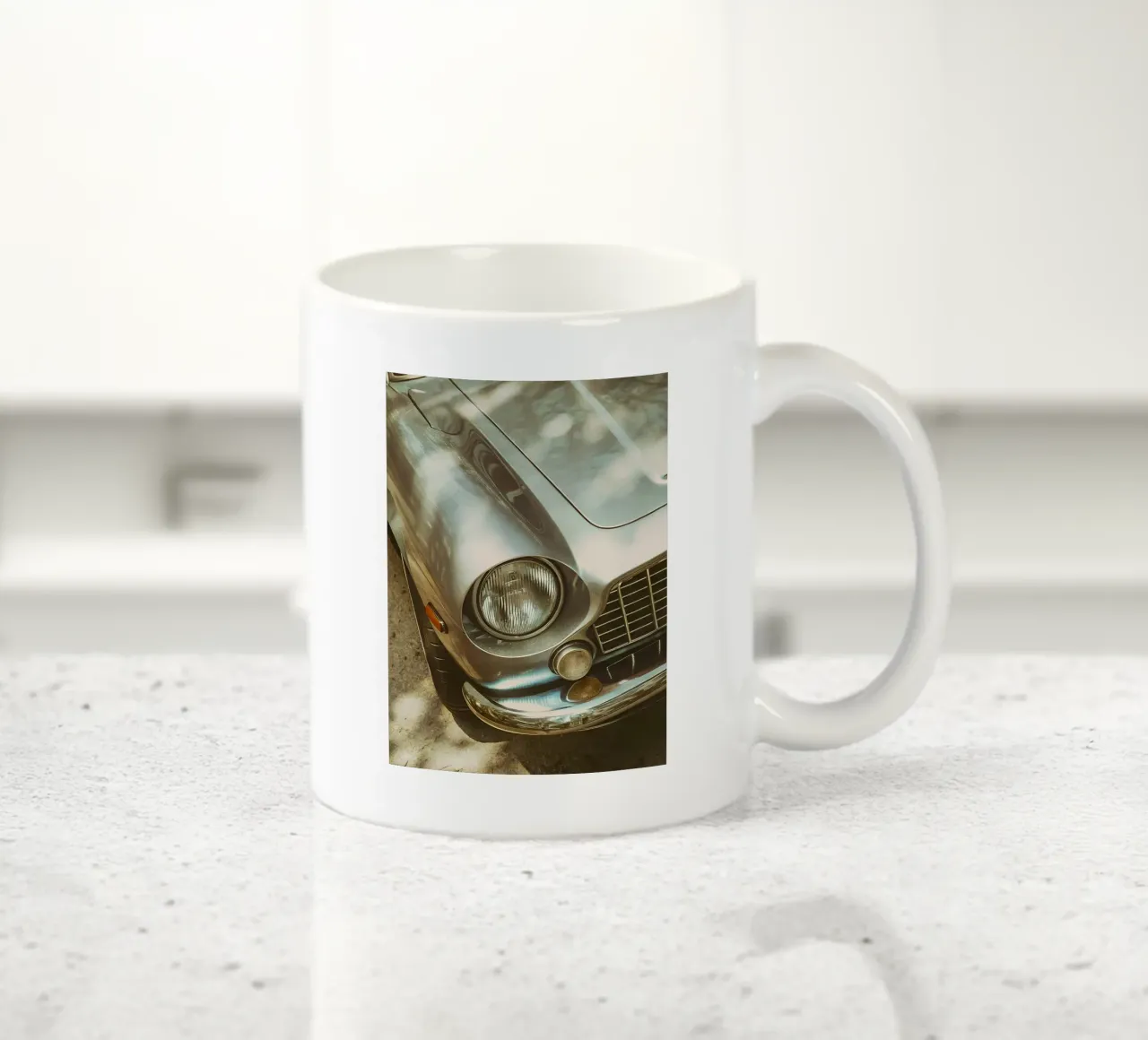 Détail de l'avant d'une voiture de course mug en céramique de CAR EDITION