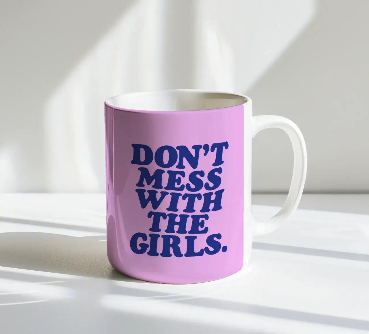 Don't Mess With the Girls Design retrò femminista e autorevole tazza in ceramica da THE MOTIVATED TYPE