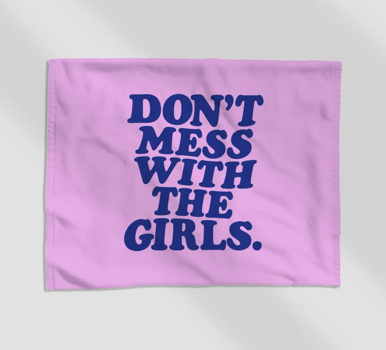 Don't Mess With the Girls Design retrò femminista e autorevole telo mare da THE MOTIVATED TYPE