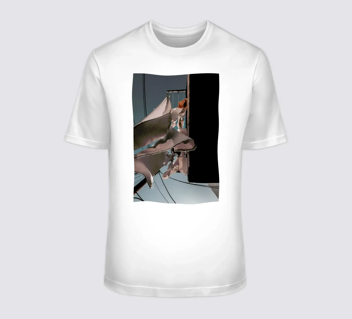 Drying Clothes t-shirt da Sebastian Hilgetag