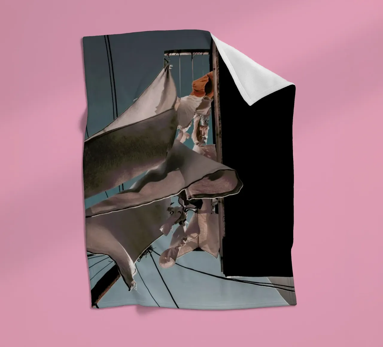 Drying Clothes Fleecedecke von Sebastian Hilgetag