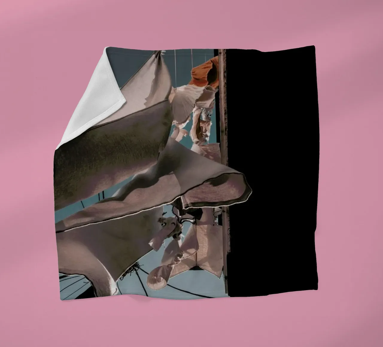 Drying Clothes Fleecedecke von Sebastian Hilgetag