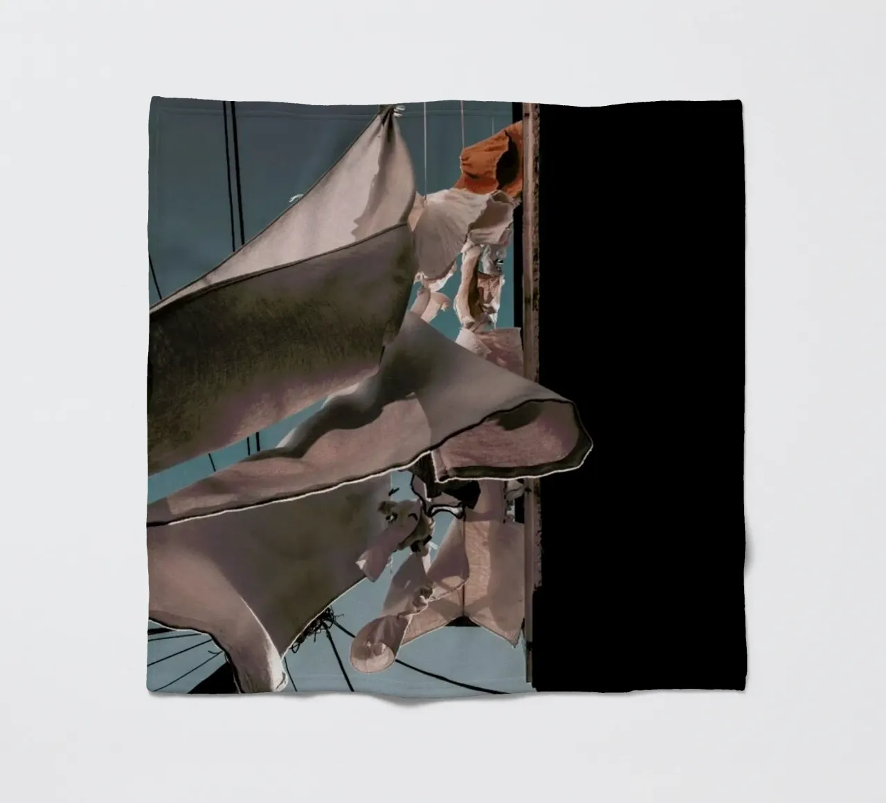 Drying Clothes Fleecedecke von Sebastian Hilgetag