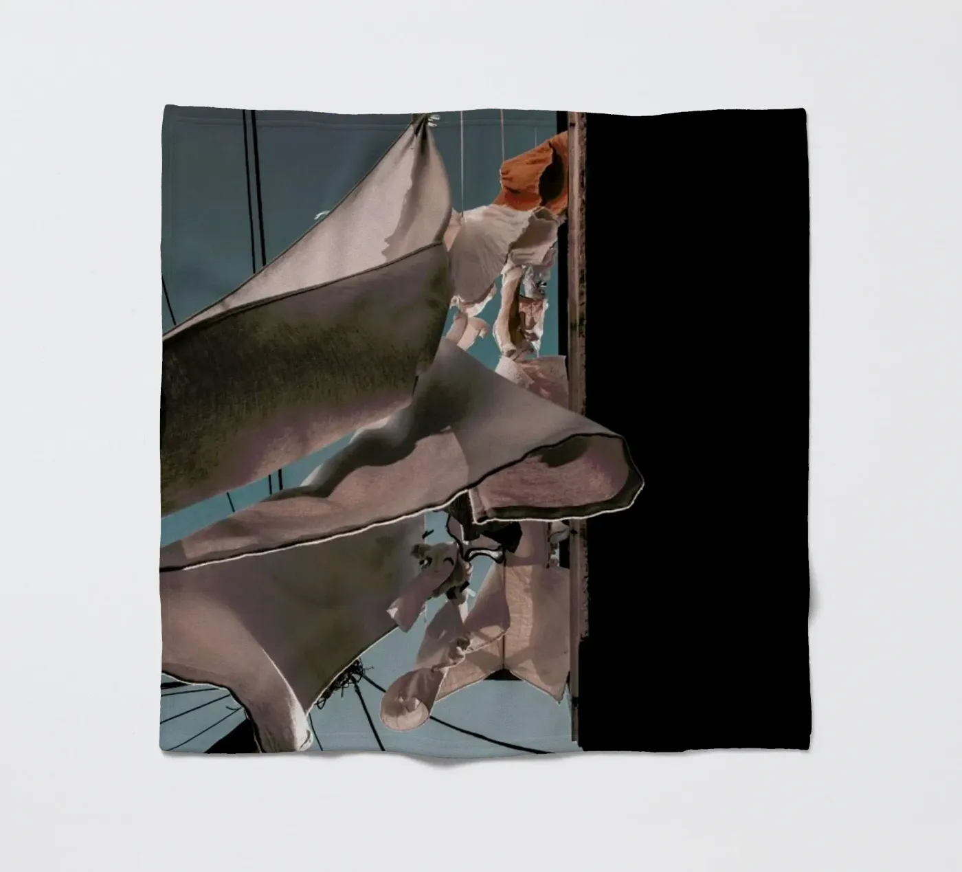 Drying Clothes fleecedeken van Sebastian Hilgetag