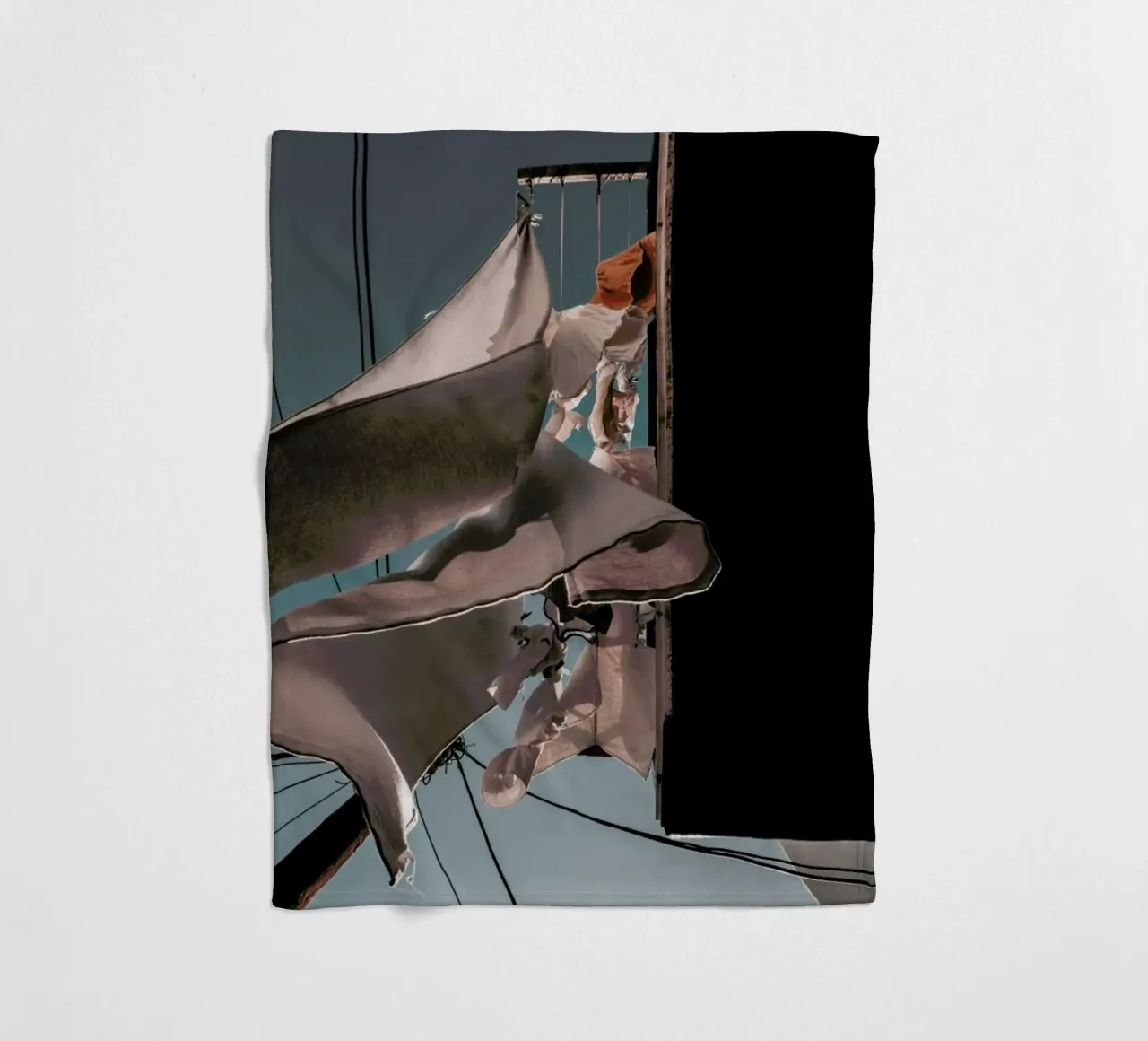 Drying Clothes Fleecedecke von Sebastian Hilgetag