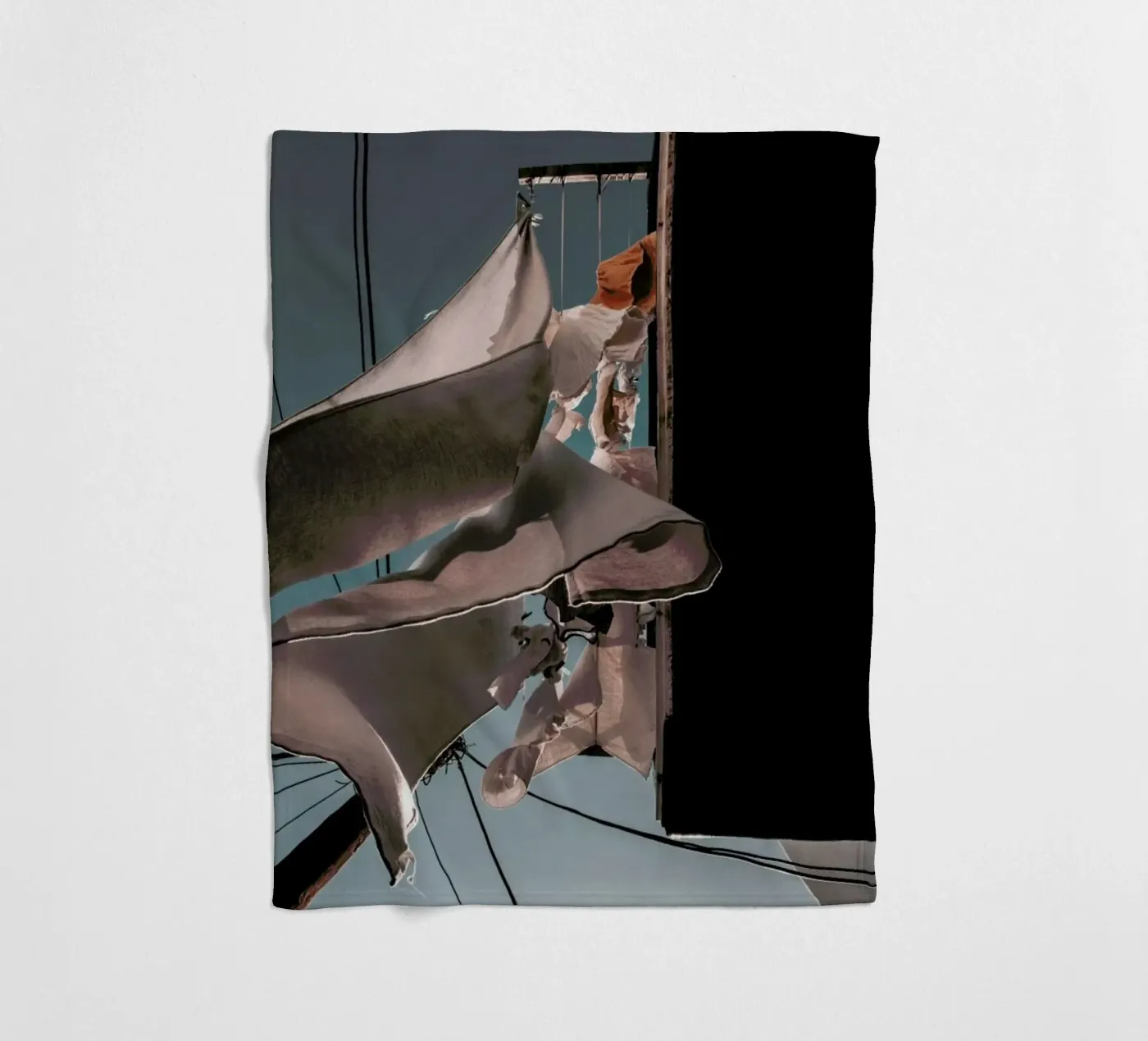 Drying Clothes fleecedeken van Sebastian Hilgetag