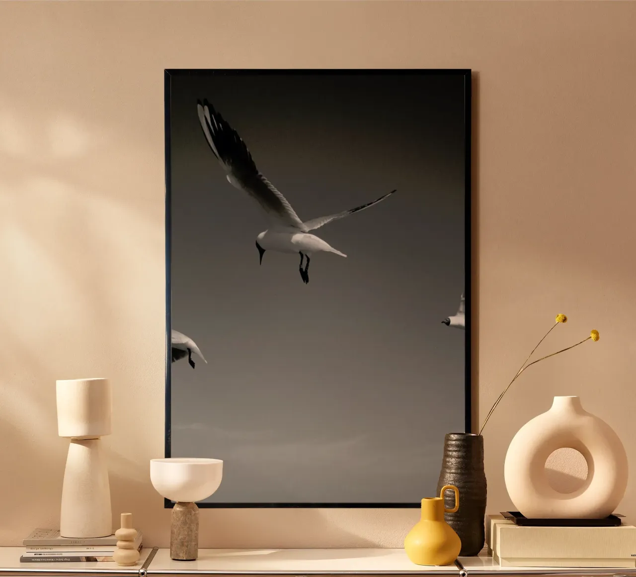 Seagulls V poster con telaio in alluminio da Sebastian Hilgetag